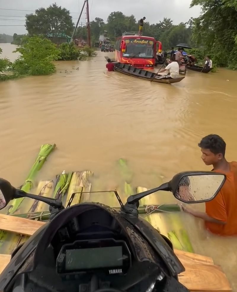 বন্যার পানিতে তলিয়ে গেছে রাঙামাটি–খাগড়াছড়ি সড়ক। ছবিটি খাগড়াছড়ির মহালছড়ির মাইসছড়ি এলাকা থেকে তোলা